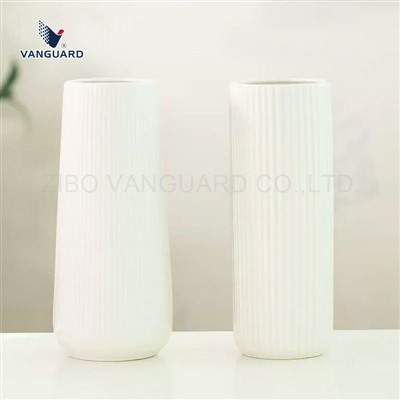 Keramika bielej pruhovanej vázy